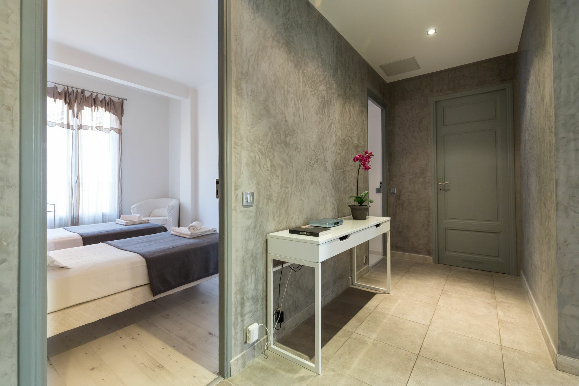 Centrally Located Modern 2 Bed Apartment In Cannes With Aircon And High Ceilings And Modern Design 696 Exterior foto